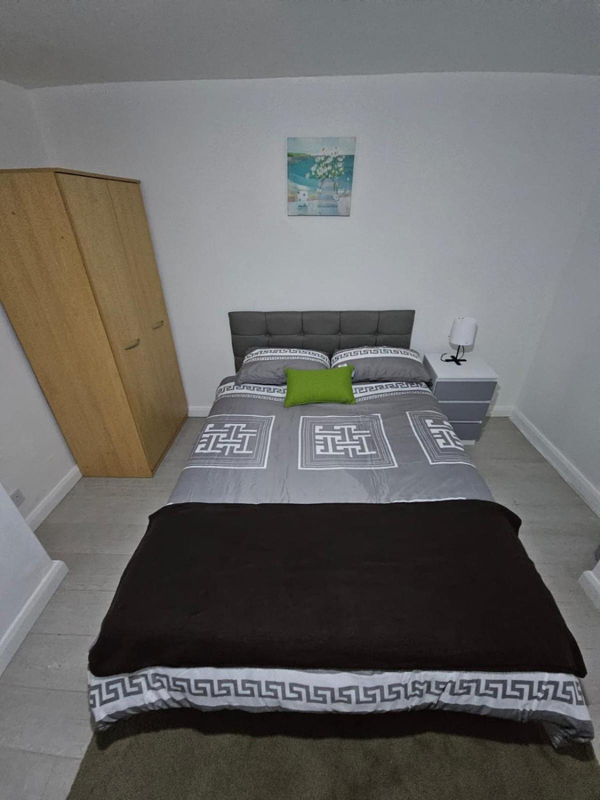 Homestay Spacious Cozy Double With Own Bathroom And Toilet *